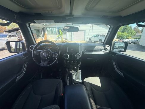 Used 2018 Jeep Wrangler Unlimited Sahara AWD/4WD image 13