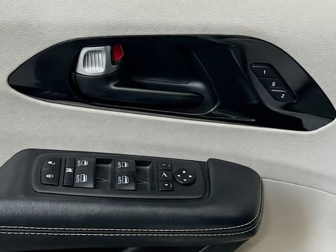 Used 2021 Chrysler Pacifica Limited AWD/4WD image 14