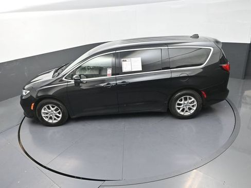Used 2023 Chrysler Pacifica Touring-L FWD image 14