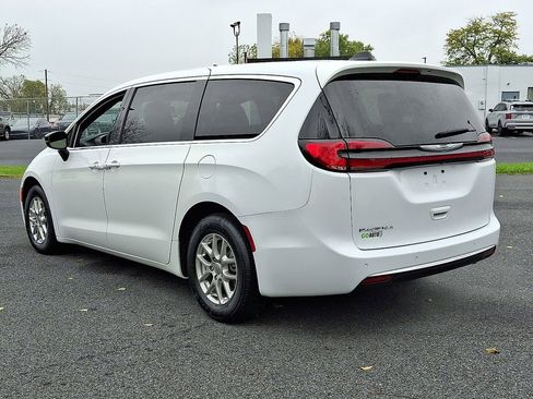 Used 2025 Chrysler Pacifica Select image 4