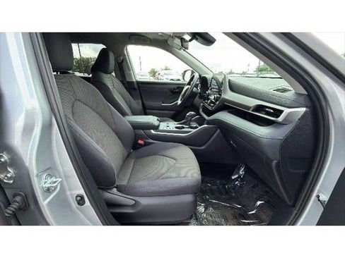 Certified 2025 Toyota Highlander LE FWD image 38