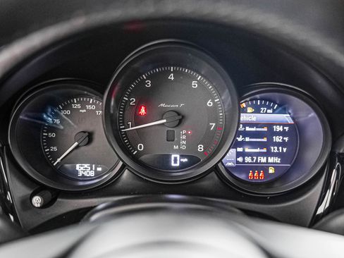 Certified 2024 Porsche Macan AWD/4WD image 18