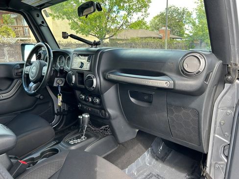 Used 2016 Jeep Wrangler Unlimited Sport w/ Connectivity Group AWD/4WD image 27