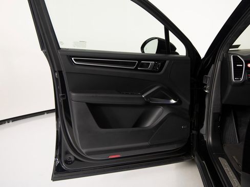 Certified 2023 Porsche Cayenne Turbo image 13