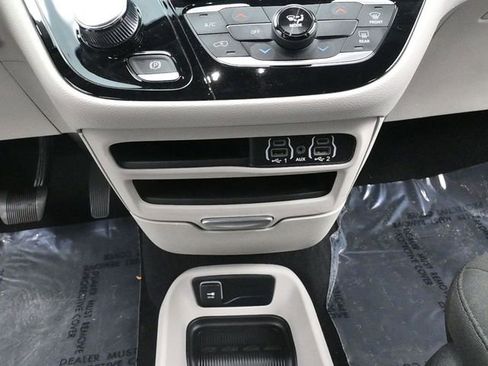 Used 2023 Chrysler Voyager LX image 20