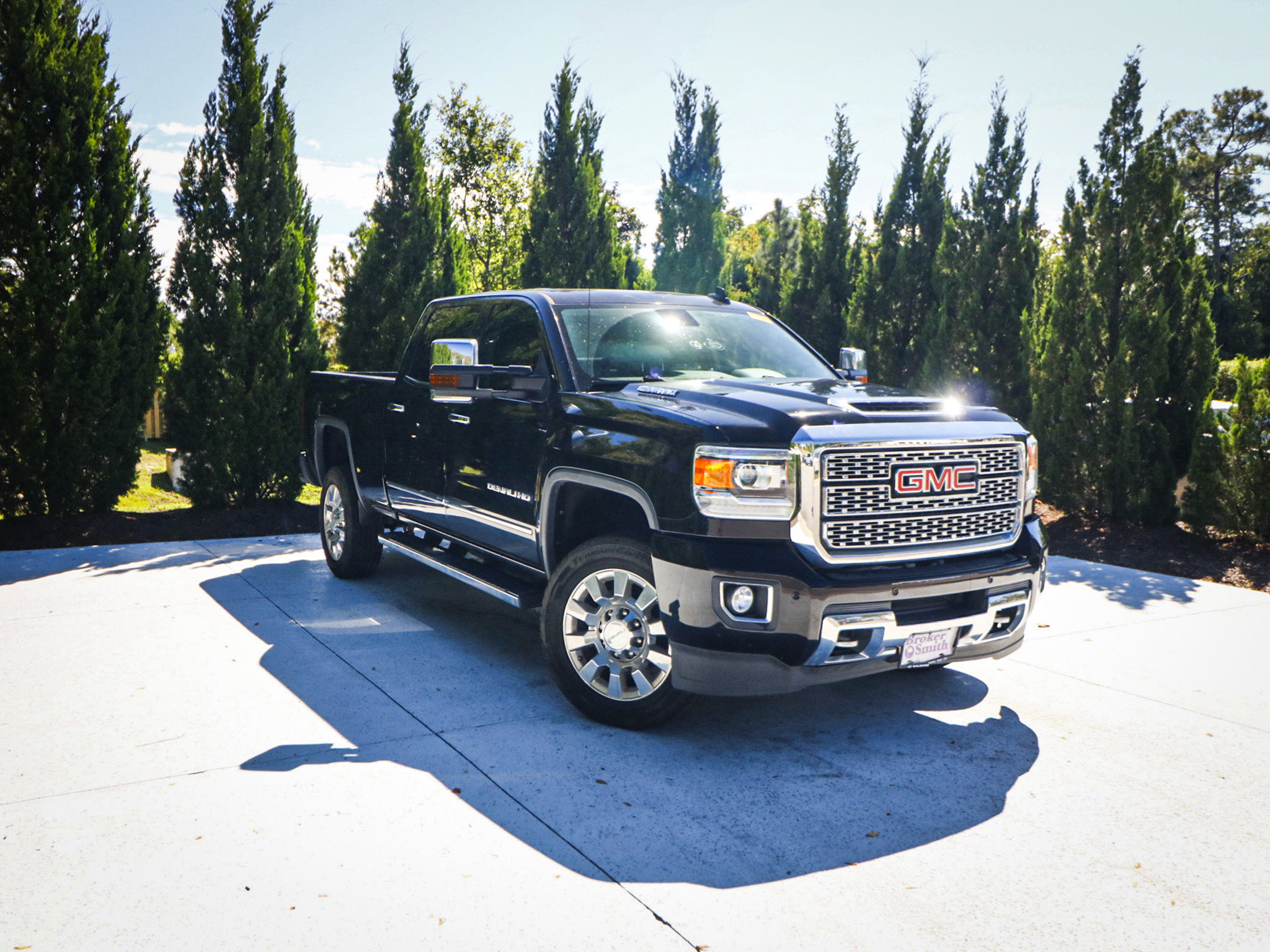 Used 2019 GMC Sierra 2500 Denali w/ Duramax Plus Package AWD/4WD image 2