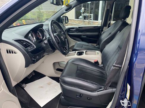 Used 2017 Dodge Grand Caravan SXT w/ Rear Park Assist Package FWD image 9