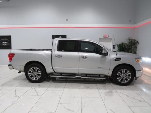Used 2017 Nissan Titan SL w/ SL Towing Convenience Package image 2