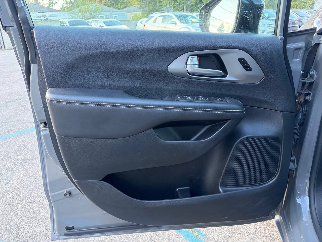 Used 2025 Chrysler Pacifica Select FWD image 10
