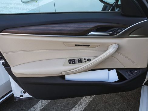 Certified 2023 BMW 530e w/ Convenience Package RWD image 17