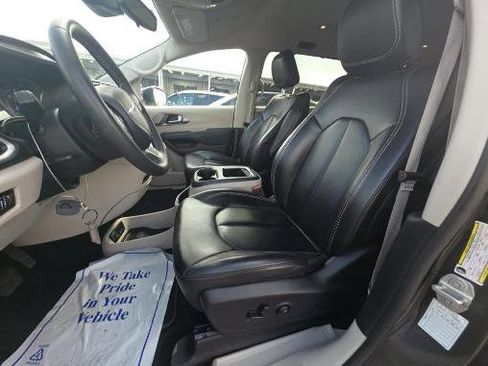 Used 2023 Chrysler Pacifica Touring-L FWD image 3