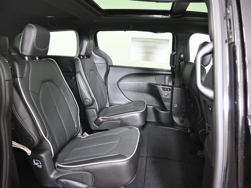 New 2026 Chrysler Pacifica Limited image 15