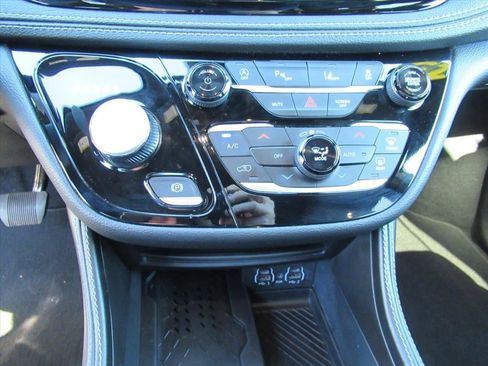 Used 2025 Chrysler Pacifica Limited FWD image 19