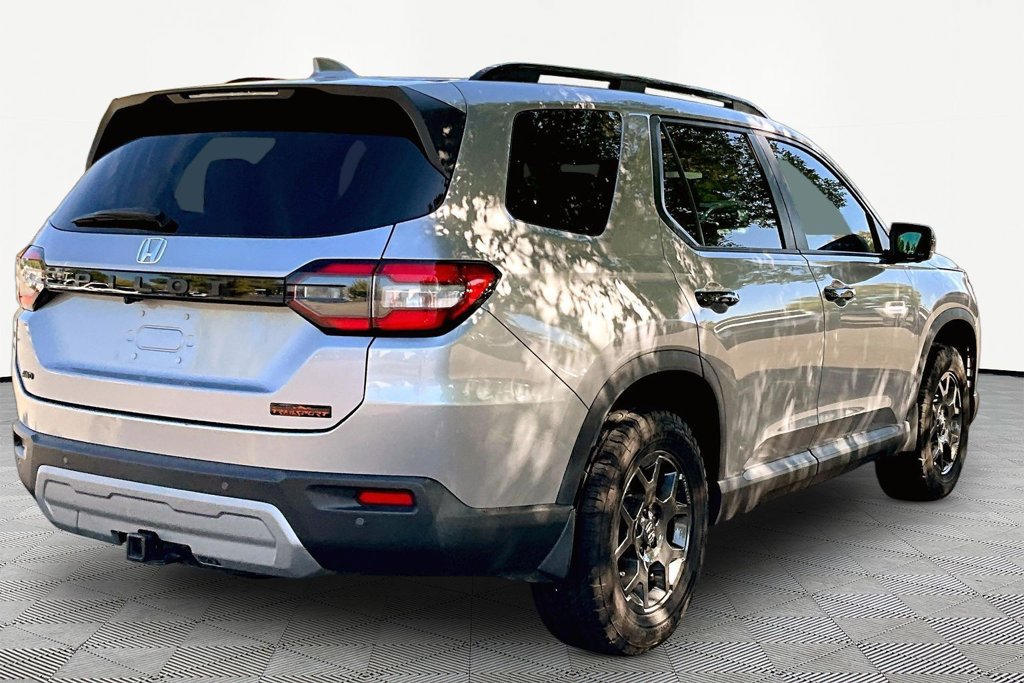 Certified 2025 Honda Pilot TrailSport image 5