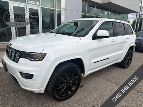 Used 2022 Jeep Grand Cherokee Laredo X AWD/4WD image 2