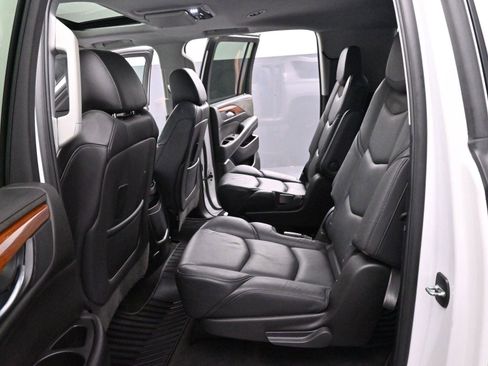 Used 2017 Cadillac Escalade ESV Luxury image 32