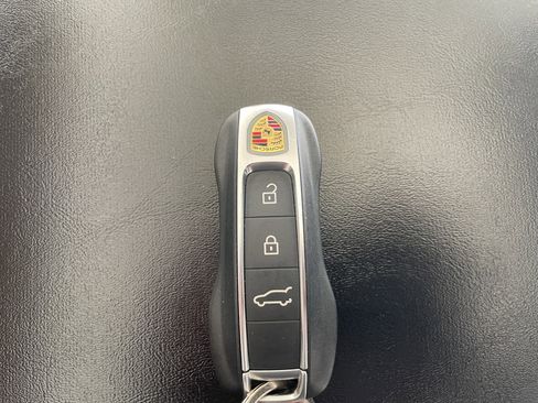 Certified 2023 Porsche Cayenne Platinum Edition image 25