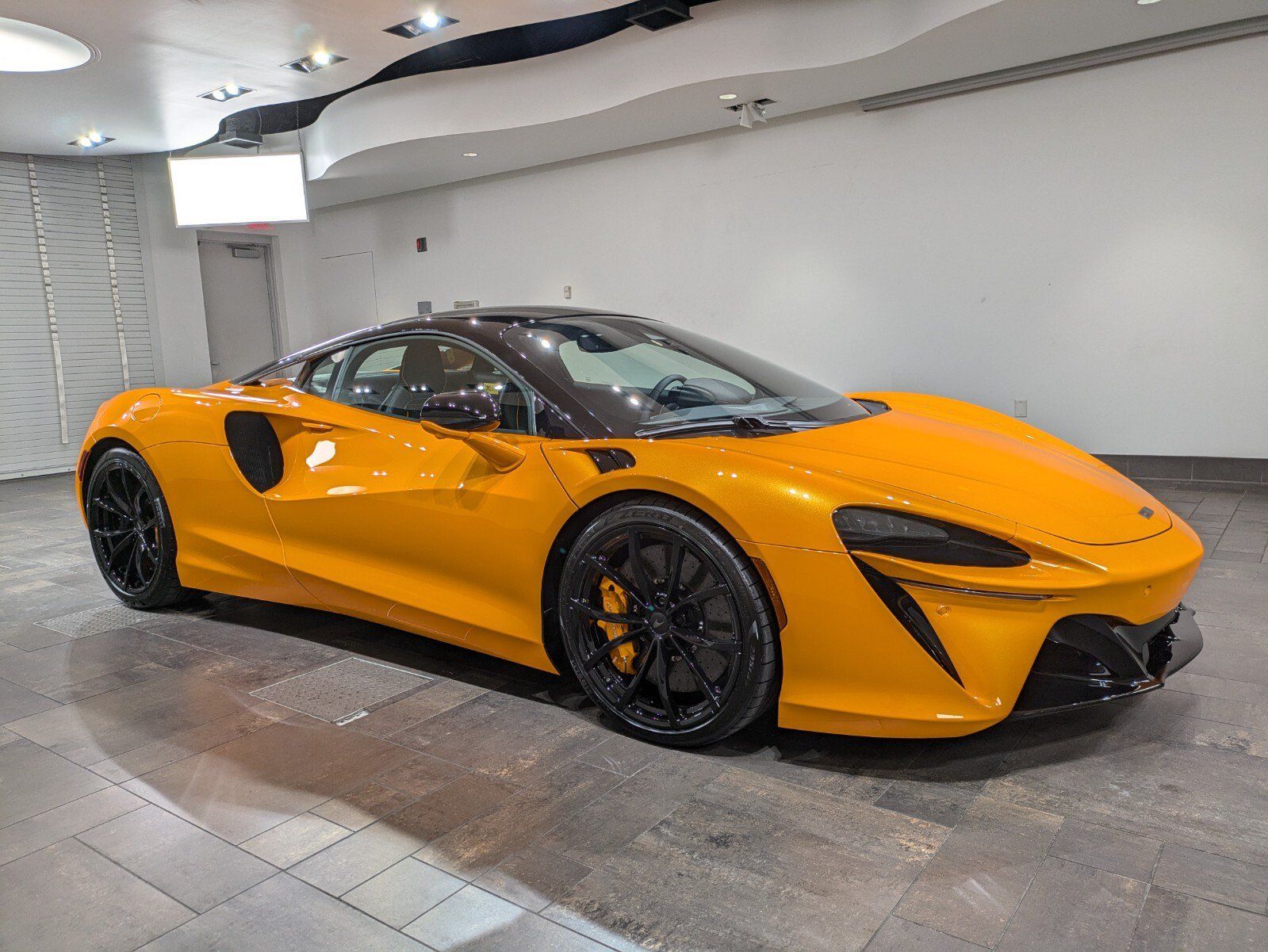 Used 2025 McLaren Artura RWD image 25
