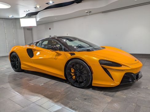 Used 2025 McLaren Artura RWD image 25