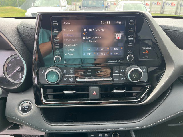 Used 2022 Toyota Highlander XLE FWD image 26
