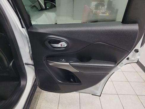 Used 2019 Jeep Cherokee Limited image 18