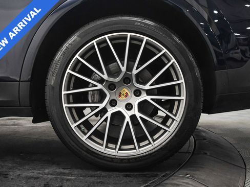 Used 2023 Porsche Cayenne Platinum Edition image 32
