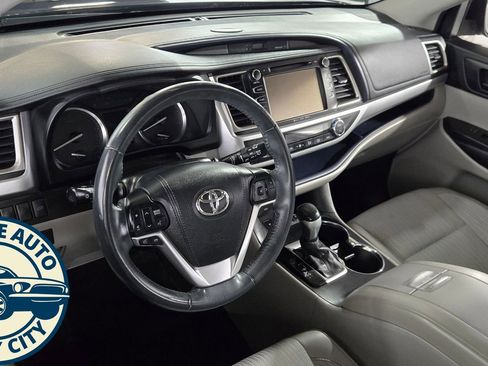 Used 2016 Toyota Highlander Plus w/ Four Season Floor Mat Package image 10