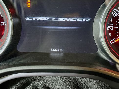 Used 2015 Dodge Challenger SXT image 18
