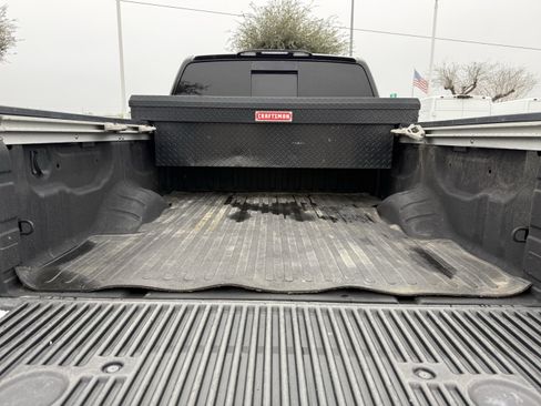 Used 2018 Nissan Titan SV w/ SV Convenience Package image 29