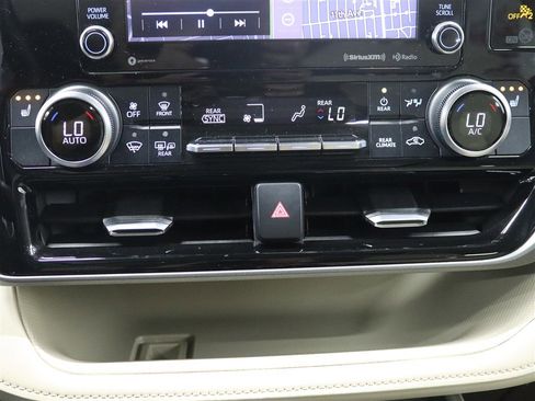 Used 2020 Toyota Highlander XLE AWD/4WD image 39