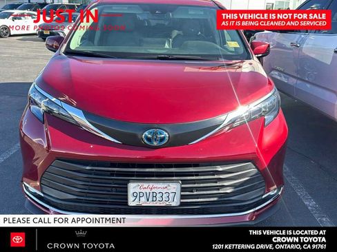 Used 2024 Toyota Sienna XLE w/ XLE Plus Package AWD/4WD image 2