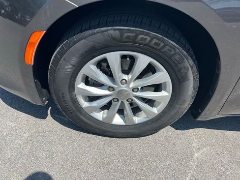 Used 2018 Chrysler Pacifica Touring-L Plus FWD image 12