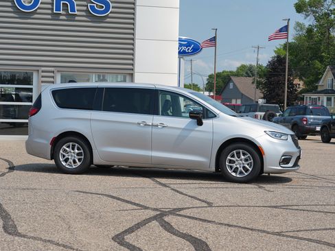 Used 2024 Chrysler Pacifica Touring-L FWD image 2