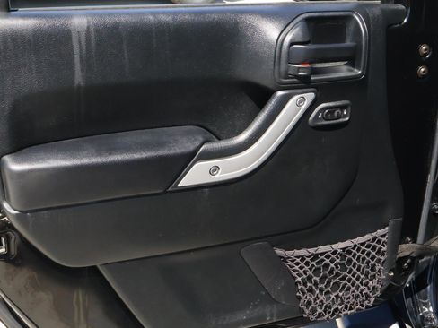 Used 2017 Jeep Wrangler Unlimited Sahara w/ Connectivity Group image 14