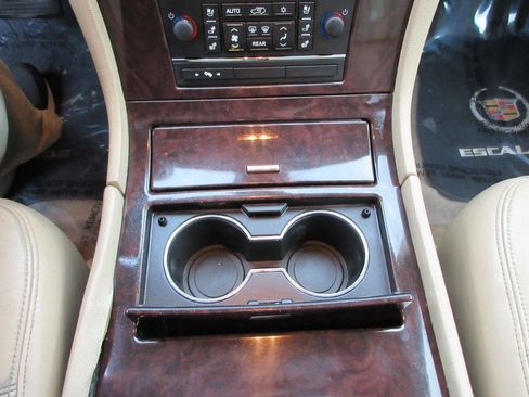 Used 2010 Cadillac Escalade Luxury AWD/4WD image 29