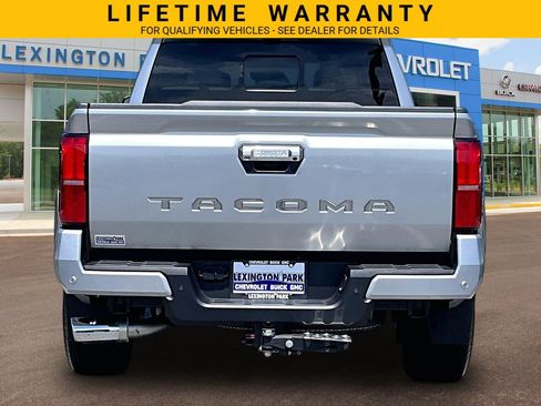 Used 2025 Toyota Tacoma Limited AWD/4WD image 4