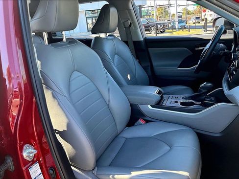 Used 2021 Toyota Highlander XLE image 29