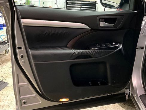 Used 2014 Toyota Highlander XLE image 22