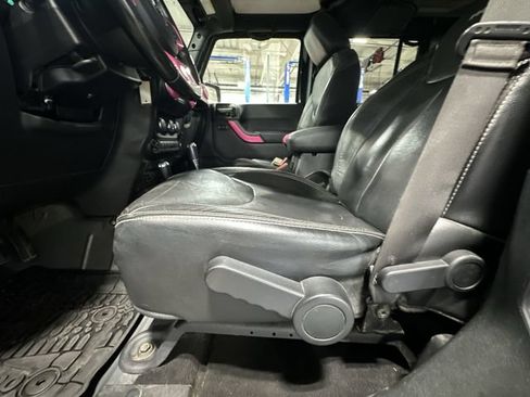 Used 2017 Jeep Wrangler Unlimited Rubicon w/ Connectivity Group AWD/4WD image 18