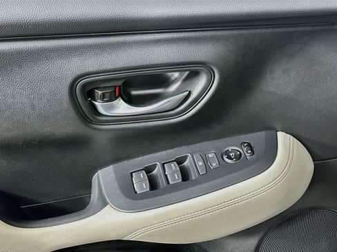 Used 2025 Honda HR-V LX image 15