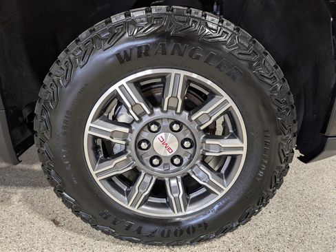 Used 2024 GMC Sierra 1500 AT4 w/ Technology Package AWD/4WD image 15