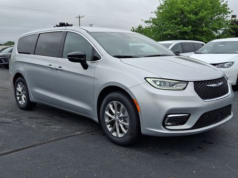 Used 2026 Chrysler Pacifica Select AWD/4WD image 2