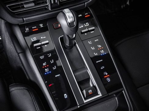 Certified 2026 Porsche Macan AWD/4WD image 24