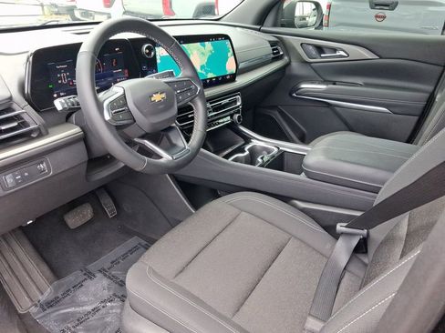 Used 2025 Chevrolet Traverse LT FWD image 14