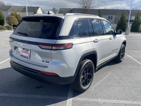 New 2025 Jeep Grand Cherokee Altitude image 8