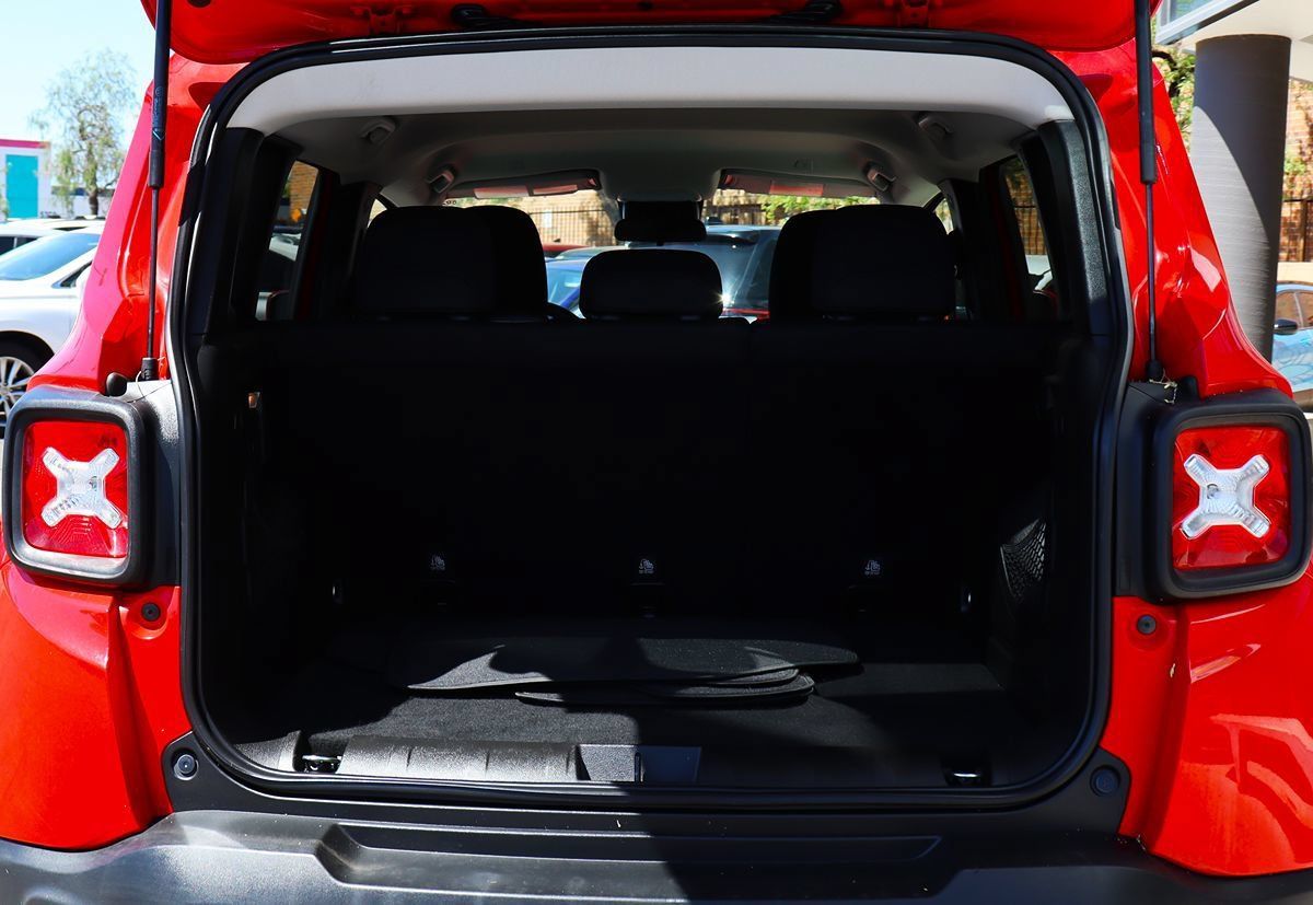Used 2019 Jeep Renegade Latitude FWD image 25