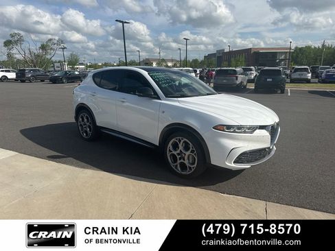 Used 2024 Alfa Romeo Tonale Ti w/ Premium Interior Package image 2