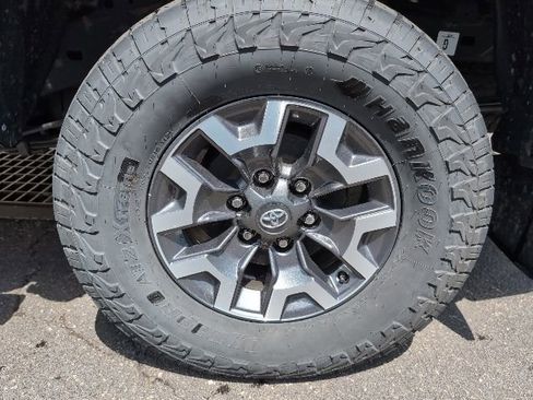 Used 2022 Toyota Tacoma TRD Off-Road AWD/4WD image 11