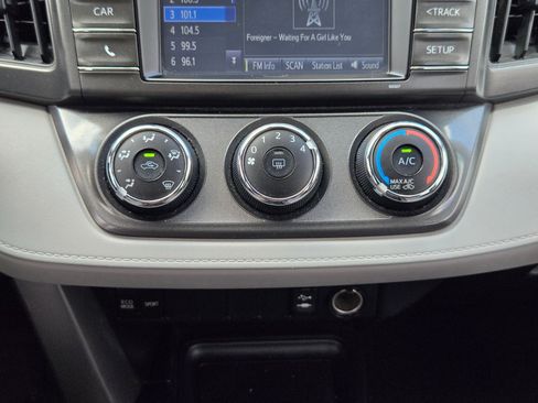 Used 2014 Toyota RAV4 LE FWD image 17