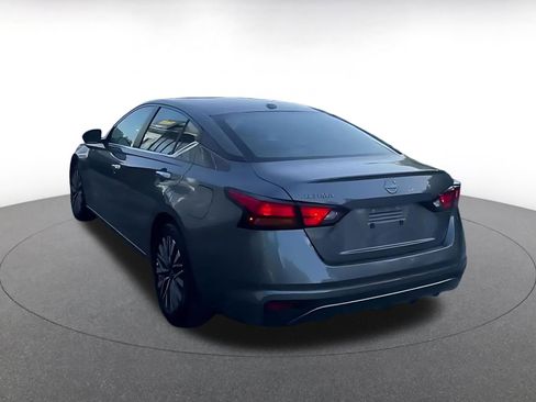 Used 2025 Nissan Altima 2.5 SV FWD image 10